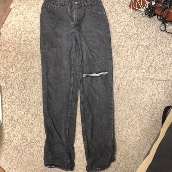 LEVIS SIZE 32 JEANS WITH ONE RIP IN RIGHT LEG - Picture 2 of 4